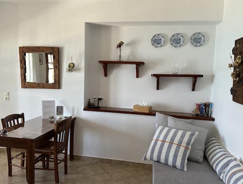 Popular Airbnb listing: Anima Apartment Port in Δήμος Φολεγάνδρου