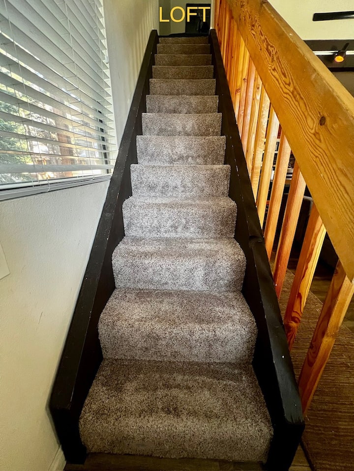 Zwei zusätzliche Queensize-Betten im großen Loft oben auf der Treppe.  Offener Grundriss. Abstellraum und eigener Loftschrank. 