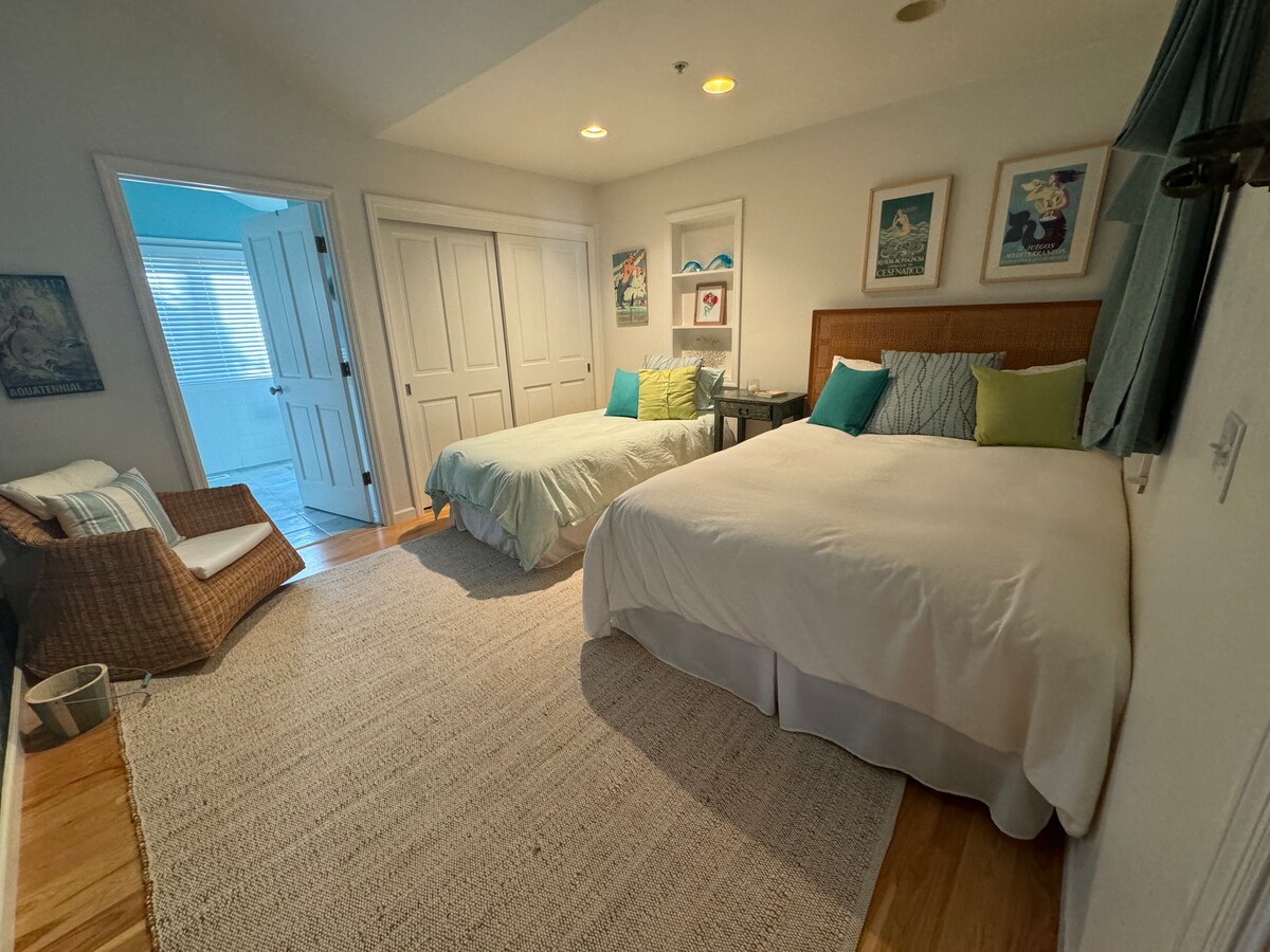 "Twin Suite".Queen bed with Sealy PosturePedic Mattress, linen covered duvet, 600 thread count sheets.   Twin bed, Sealy mattress, 100% cotton duvet cover and sheets. 