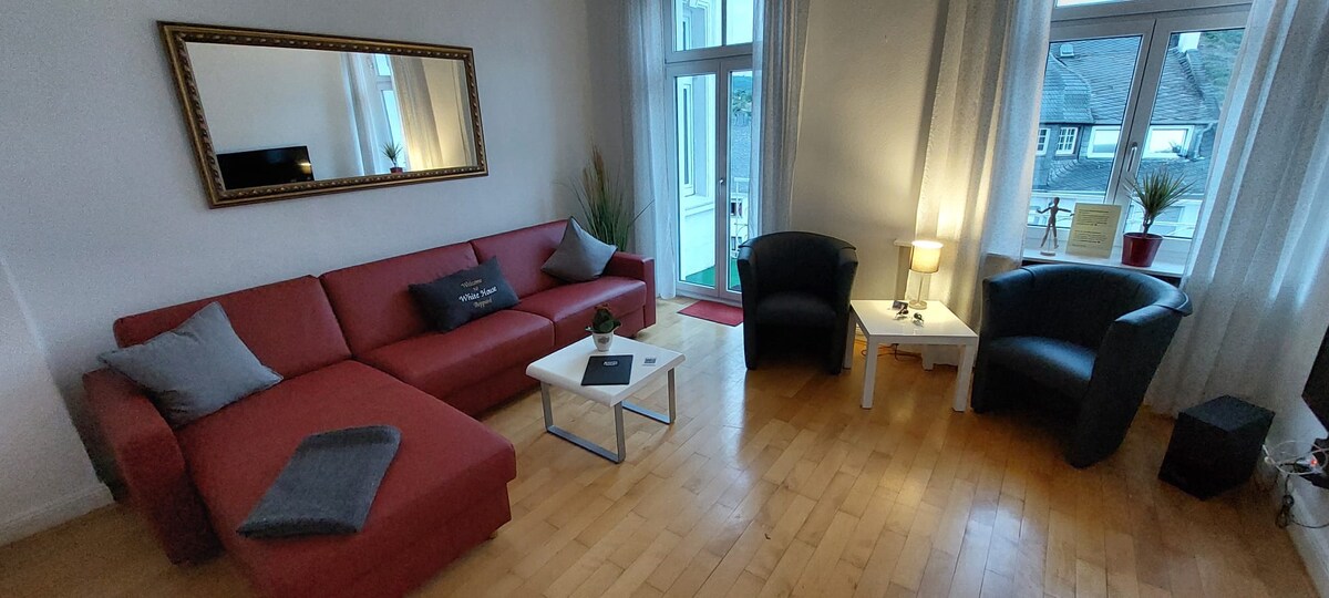 Cómoda sala de estar con sofá de cuero completo que se puede convertir en una cama doble tamaño king.