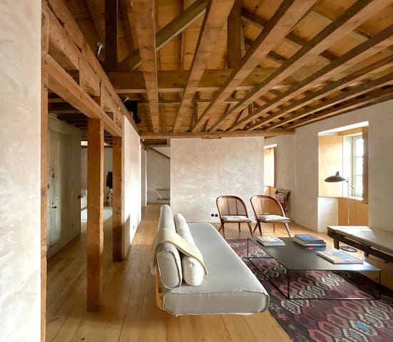 Under a Wooden Sky – Design Apt at Lisbon Downtown