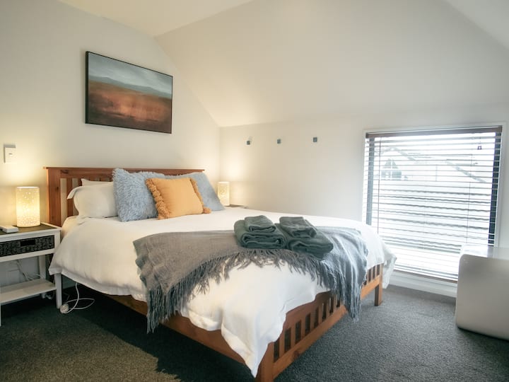 Main bedroom (queen bed, aircon/heat pump, ensuite and walk through wardrobe)