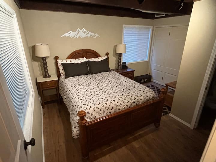 Cama tamaño queen con baño privado con ducha