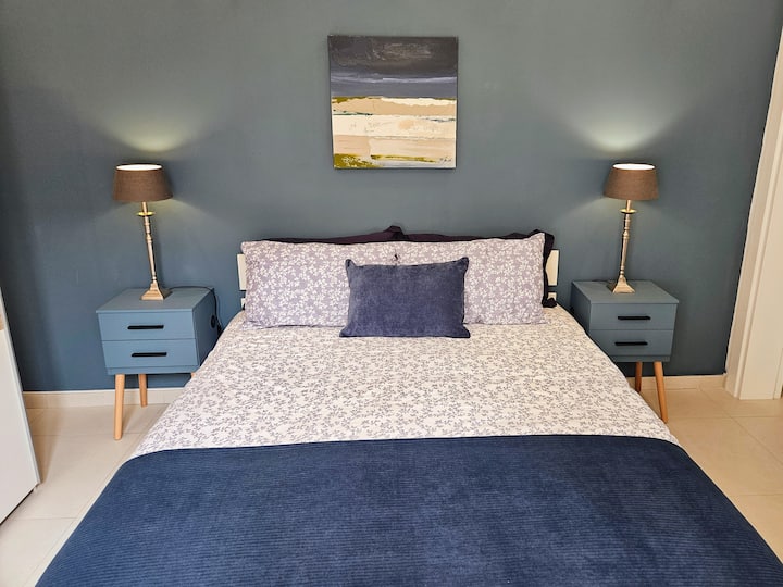 Pika qendrore e dhomës është krevati ftues me madhësi mbretërore. E zbukuruar me shtroja të freskëta, jastëkë prej pelushi dhe një jastëk të lehtë, të bën të zhytesh në përqafimin e saj pas një dite eksplorimi dhe aventure. 