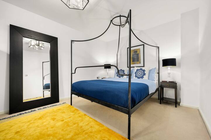 Stylish Five Bedroom Home By City Center w Parking gallery image 2