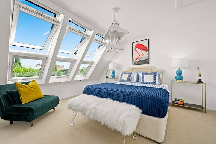 Stylish Five Bedroom Home By City Center w Parking gallery image 3