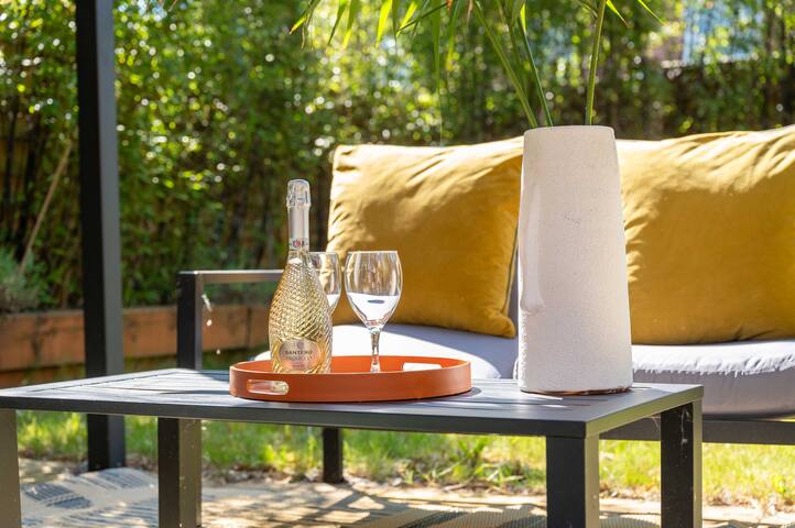 Stylish Five Bedroom Home By City Center w Parking gallery image 5