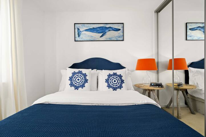 Stylish Five Bedroom Home By City Center w Parking gallery image 4