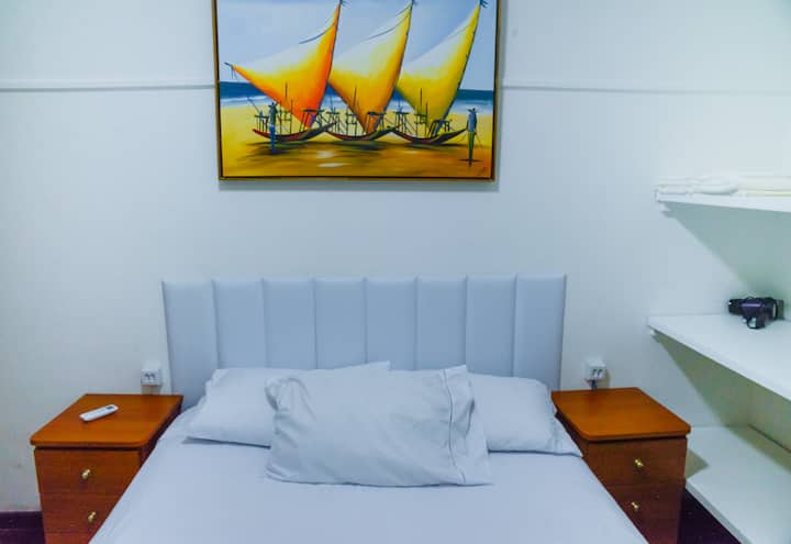 卧室。卧室装饰简约，融合了微妙的海洋元素、海滩摄影和捕捉海洋宁静的画作。