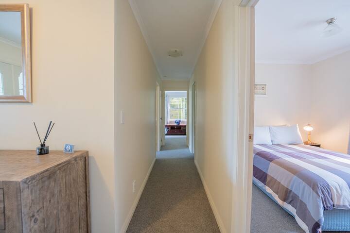 מסדרון וחדר שינה בקומה התחתונה ארבע, חמש ושש ב - Escape North, ראסל, ניו זילנד