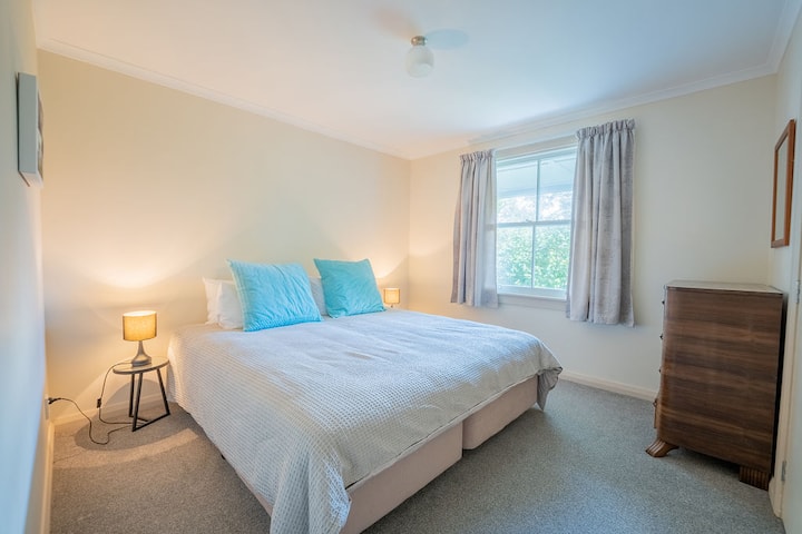 חדר שינה 5 בקומת הקרקע של בית הנופש Escape North בראסל, מפרץ האיים, ניו זילנד