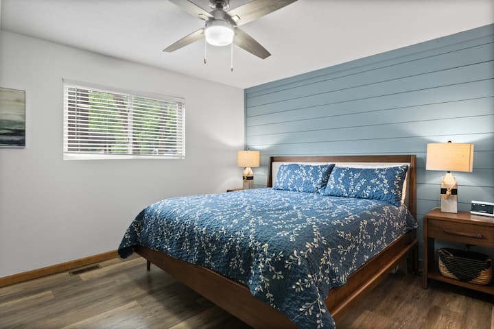 Главна спална соба на главниот кат; сопствена бања со тоалет и двојни мијалници. 