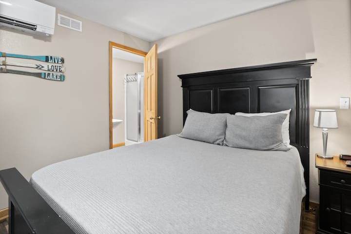 Одморалиштето на долното ниво е совршено за гости кои сакаат дополнителна приватност.  Ова ниво има 2 спални соби со брачен кревет со соседна бања (само за туширање). До нивото се пристапува преку надворешни скали. 