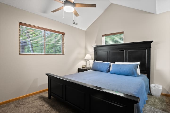 Брачен кревет (широк 150-179 см) на повисоко ниво со суета во собата, бања со Џек и Џил