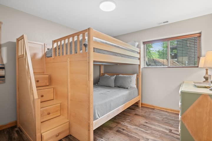 Соба на спрат на пониско ниво со 2 брачни кревета.