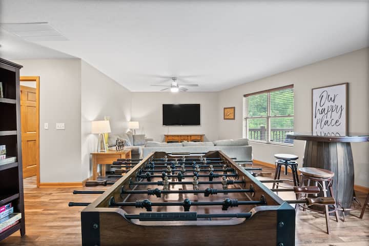 Собата за игри на пониско ниво има фудбалска топка, 2 кауча (вклучувајќи и извлекување),  паметен телевизор и DVD плеер. 