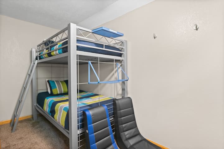 Салонот за игри се наоѓа во поткровјето, кое е на 2 ката од главното ниво.  Во собата има Xbox, столови за игри и брачен кревет на спрат. 