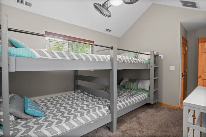 Соба на спрат на горно ниво, со 4 кревета во целосна големина, во суета во собата и бања со Џек и Џил.