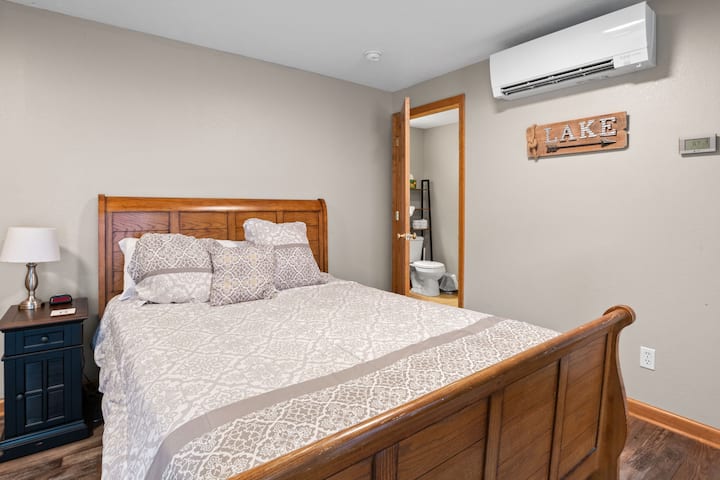 Одморалиштето на долното ниво е совршено за гости кои сакаат дополнителна приватност.  Ова ниво има 2 спални соби со брачен кревет со соседна бања (само за туширање). До нивото се пристапува преку надворешни скали. 