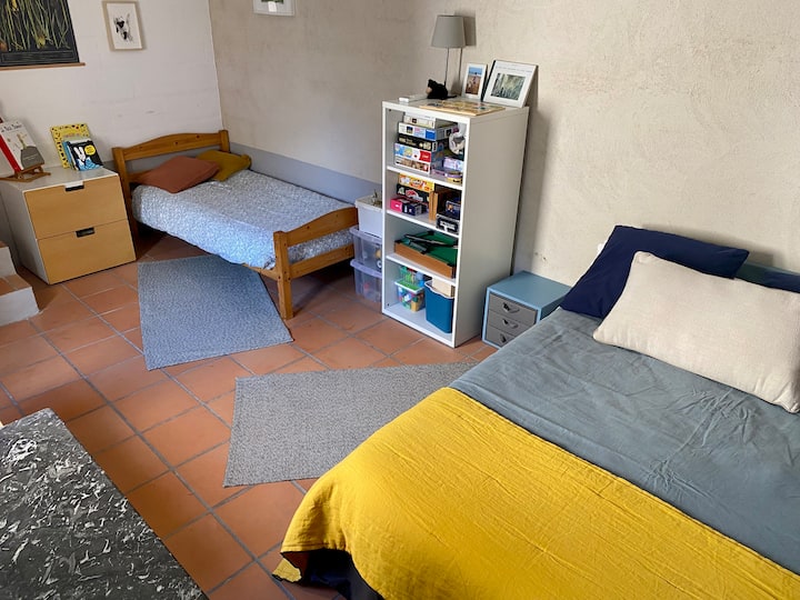 ห้องสำหรับครอบครัวขนาดใหญ่ 25 ตร.ม. รวมถึงเตียงคู่ 1 หลังและเตียงเดี่ยว 1 หลัง