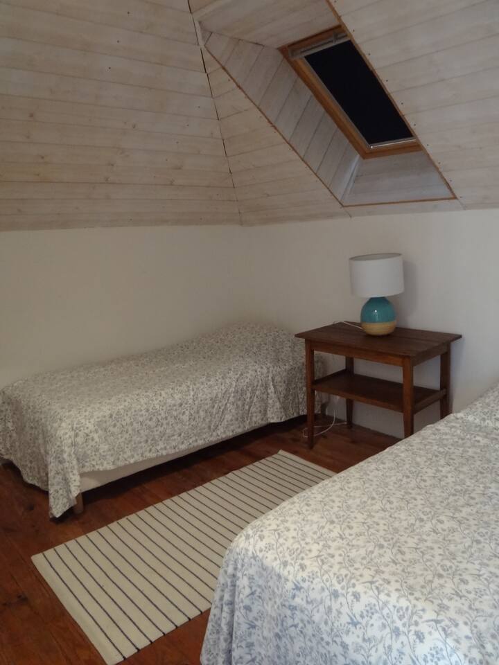 Habitación azul en el R+1, dos camas individuales