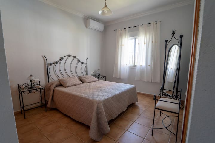 1.5厘米床、双人衣柜、独立房间卫生间