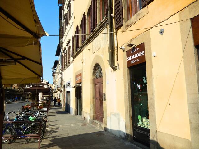 Historic 3BD Apt w Terrace View to Pitti Palace gallery image 2
