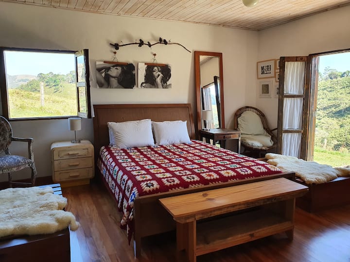 ساحر وواسع مع سرير بحجم وسط