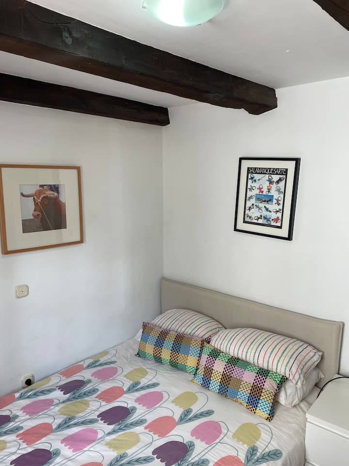 Habitación más pequeña con cama matrimonial pequeña