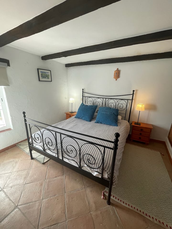 Dormitorio privado con cama tamaño king en el nivel adyacente a la terraza