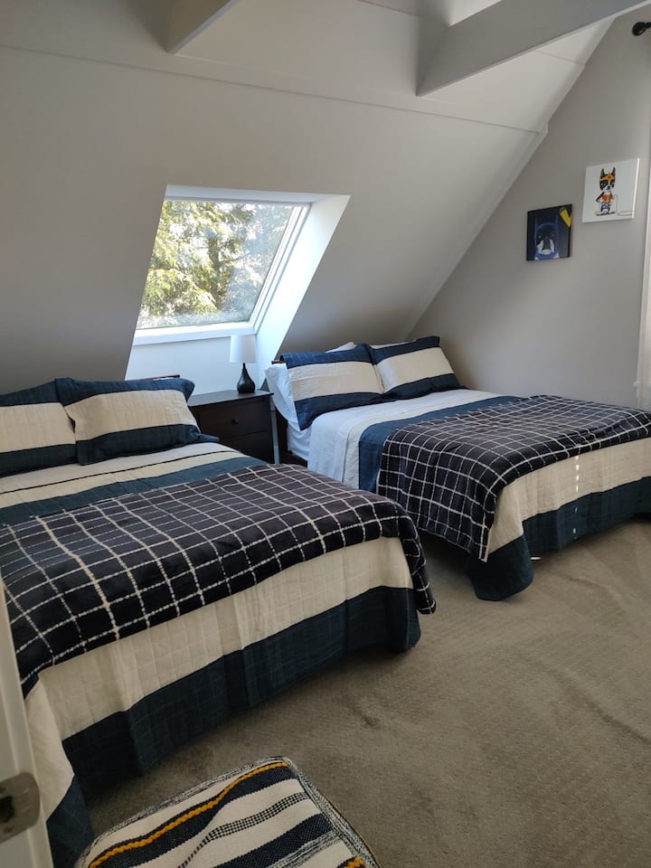 Chumba cha kulala chenye vitanda 2 kamili (vilivyosasishwa hivi karibuni) na kitanda.