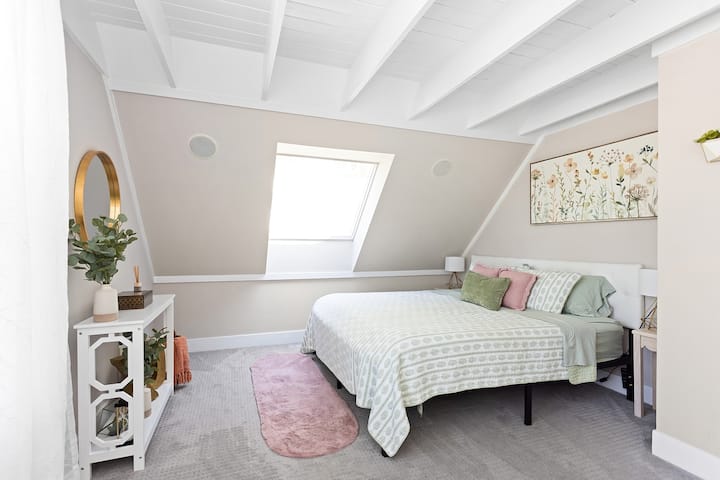 Chumba kizuri cha kulala kilicho na Kitanda aina na kitanda cha mtoto kwenye kabati kubwa.