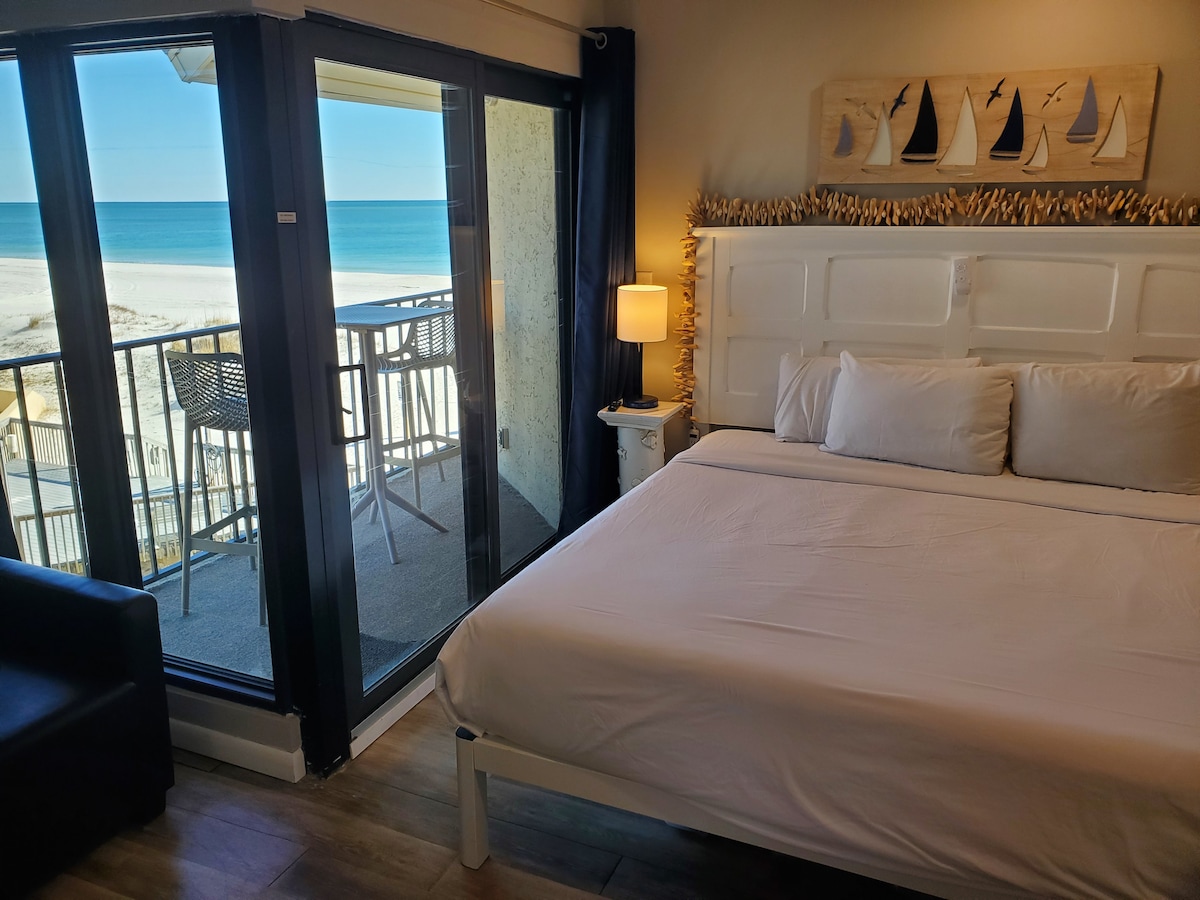 Hlavná spálňa má manželskú posteľ, kúpeľňu s toaletou a vlastný balkón s výhľadom na pláž.