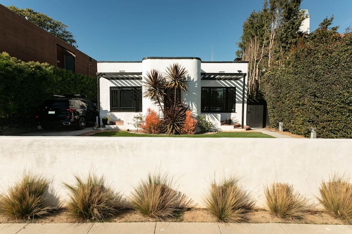 Designer Luxury Venice Retreat with Large Yard gallery image 3