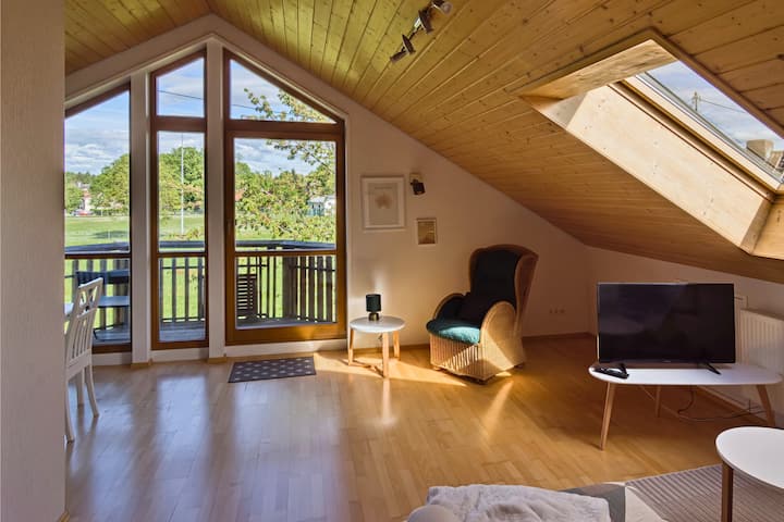 阁楼还为宽敞的房间提供了充裕的空间