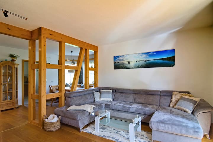 由于一楼有大沙发，每个人都可以聚集在这里