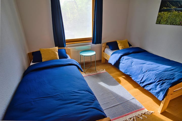 一楼卧室设有独立床铺 