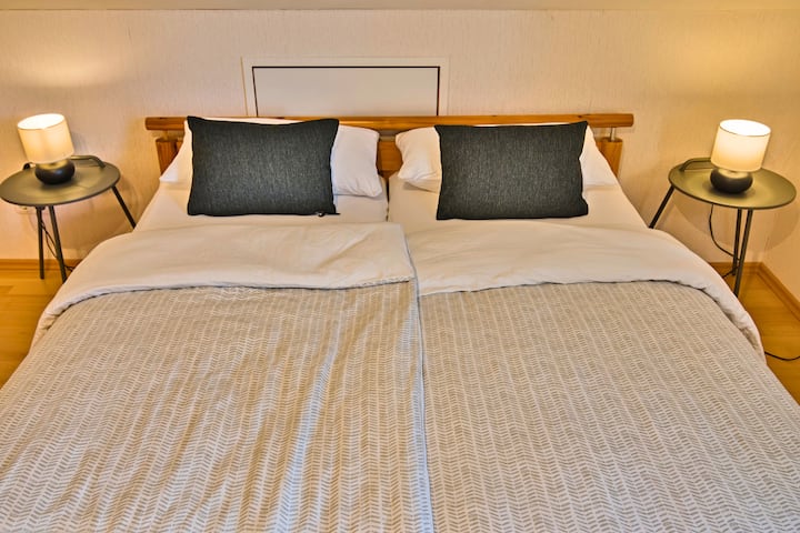 二楼卧室宽敞，配有舒适的双人床