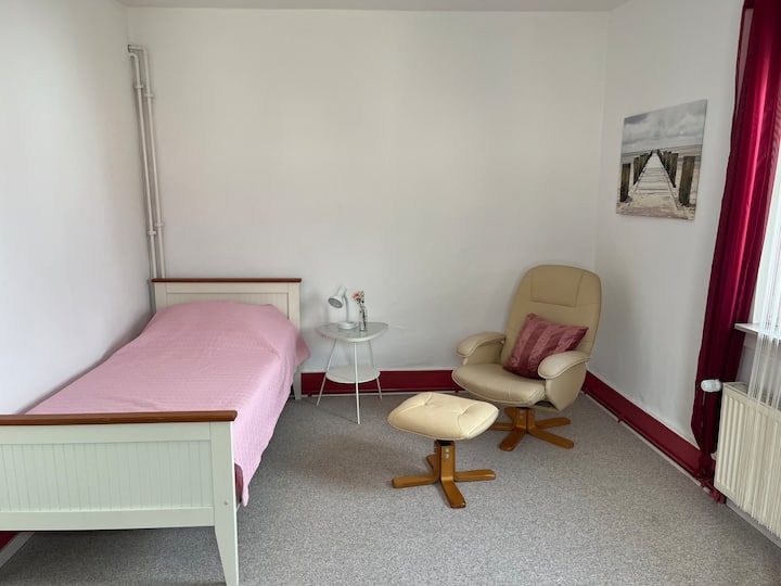 Habitación 2 
Cama tamaño individual
Solo se puede llegar al dormitorio individual a través del dormitorio doble 1.