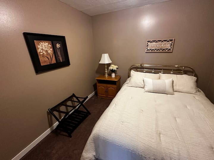 Брачен кревет со брачен кревет во втора спална соба