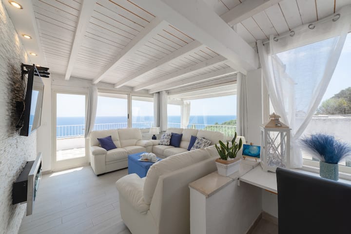 Veliki dnevni boravak s pogledom na more, udobnim kaučima, TV-om s besplatnim Netflixom i klima-uređajem za maksimalnu udobnost.

Prostrani dnevni boravak s pogledom na more s udobnim kaučima, besplatnim Netflixom na TV-u i klima-uređajem za maksimalnu udobnost.



