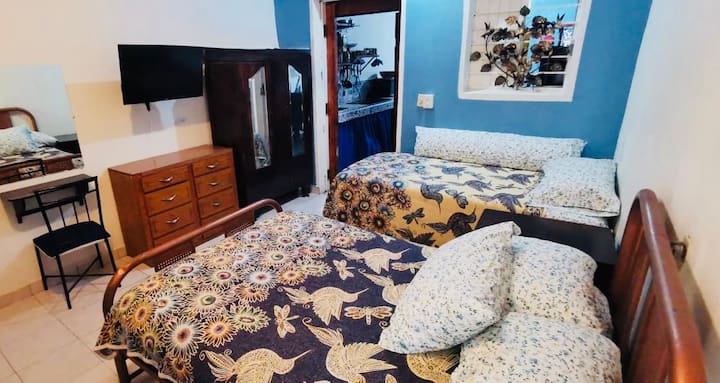 Jedan krevet pune veličine. Jedan dvostruki krevet. Jedan kauč na razvlačenje.