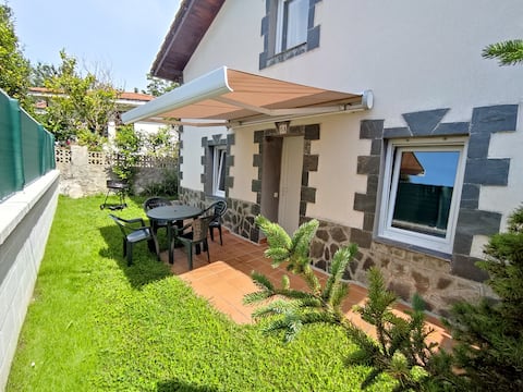 Propiedad de Airbnb exitosa: TOWNHOUSE WITH GARDEN 50M BEACH (2 BEDROOMS) en Arnuero