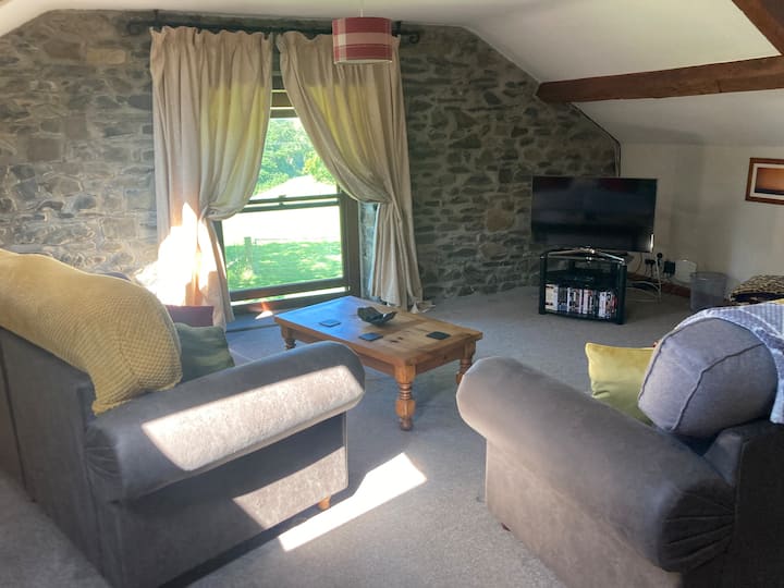 整个楼上都是休息室，可俯瞰山谷