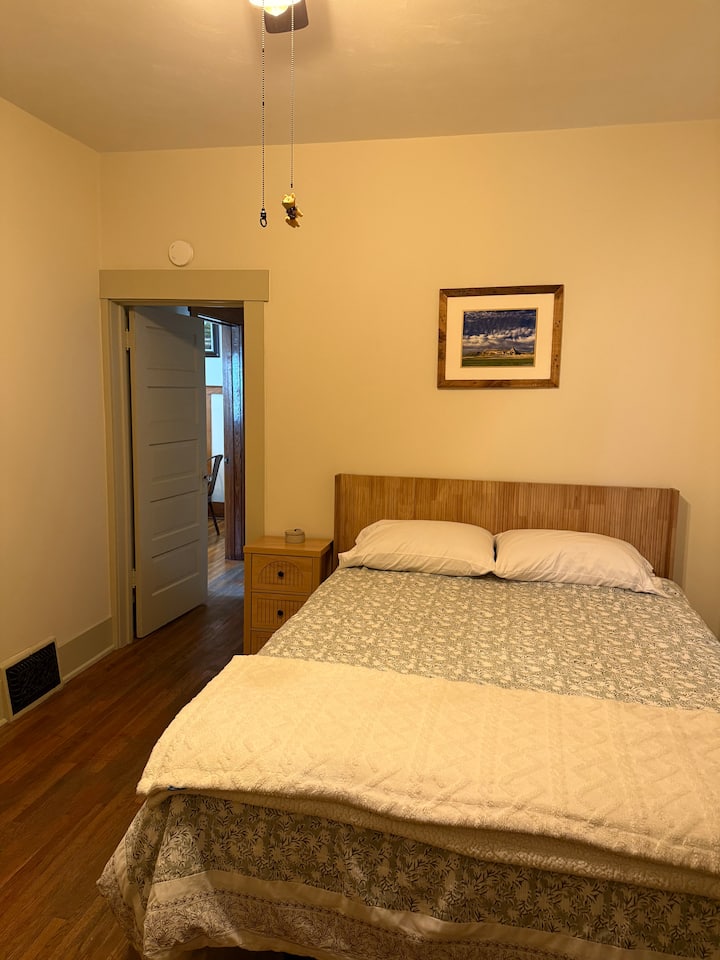 เตียงในห้องนี้เป็นเตียงปรับระดับได้ คุณสามารถยกหัว เท้าหรือทั้งสองข้างได้ ฟูกนอนสเวน 