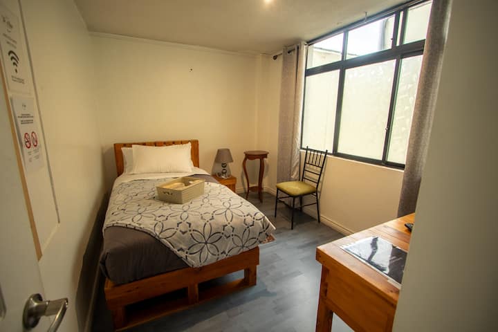 KIHISPANIA: Habitación simple para 1 persona, cómoda y luminosa, ideal para descansar.

KIINGEREZA: Chumba kimoja cha mgeni 1, chenye starehe na mwangaza, kinachofaa kwa ajili ya kupumzika.

