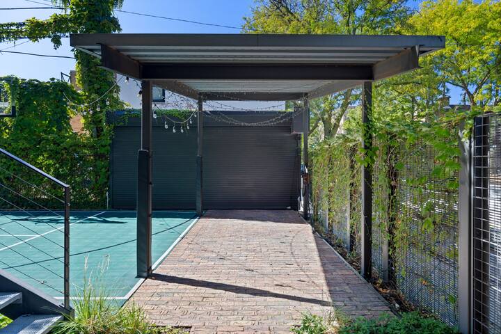 Lincoln Park Joyful Home for 12 gallery image 4