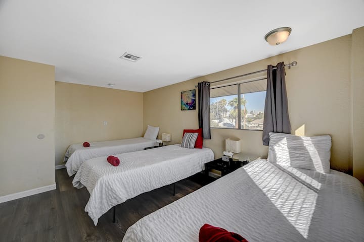 We understand that apart from clean beds, good lighting is essential in the home since, among other things, it reduces stress. 