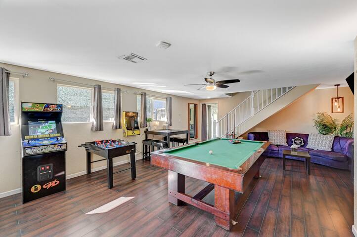 15 Beds, Heated Pool, Near Strip | Vibes dot Vegas gallery image 2