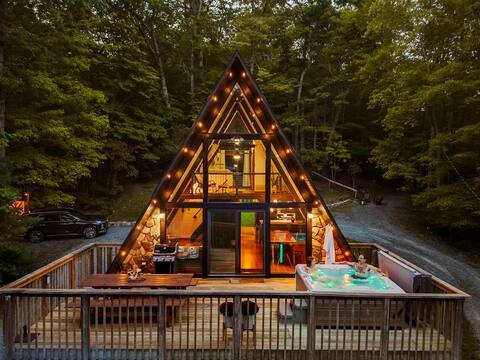 App A-Frame: Holiday Charm | Hot Tub | Arcade